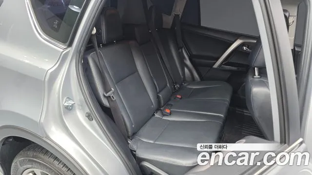 Toyota RAV4 2017 — фото 11