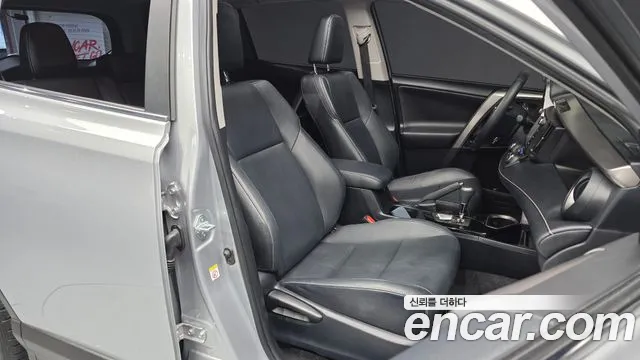 Toyota RAV4 2017 — фото 12