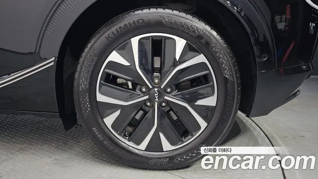 Kia EV6 2023 — фото 6