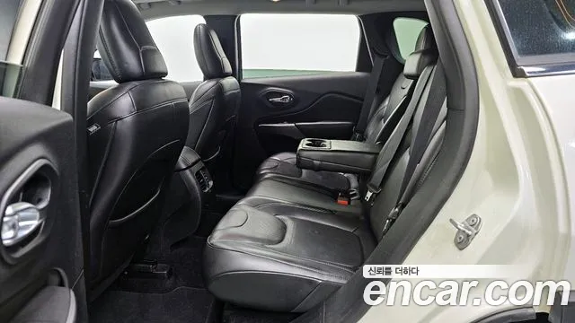 Jeep Cherokee 2019 — фото 18