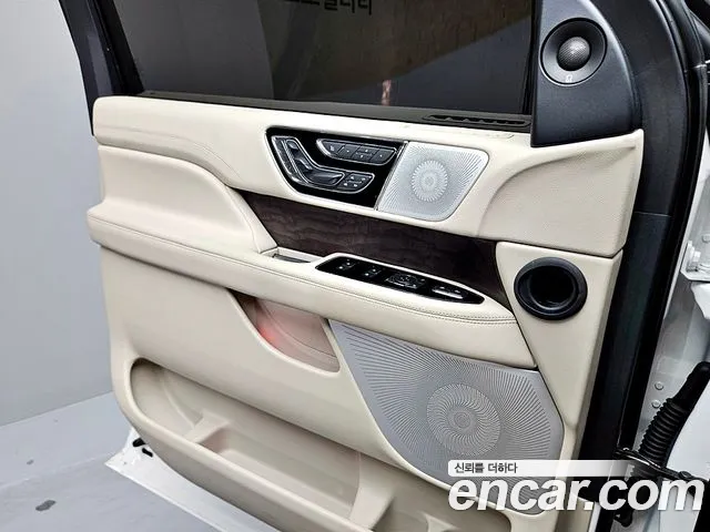 Lincoln Navigator 2021 — фото 14