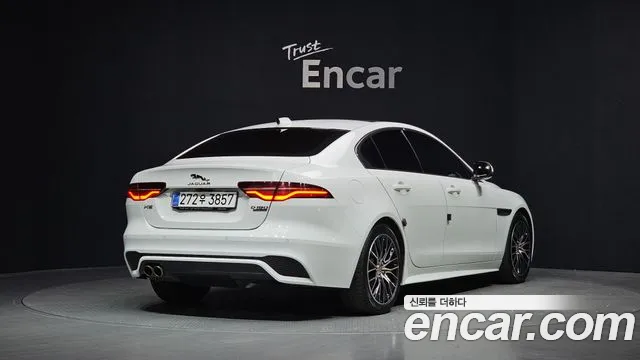 Jaguar XE 2020 — фото 2