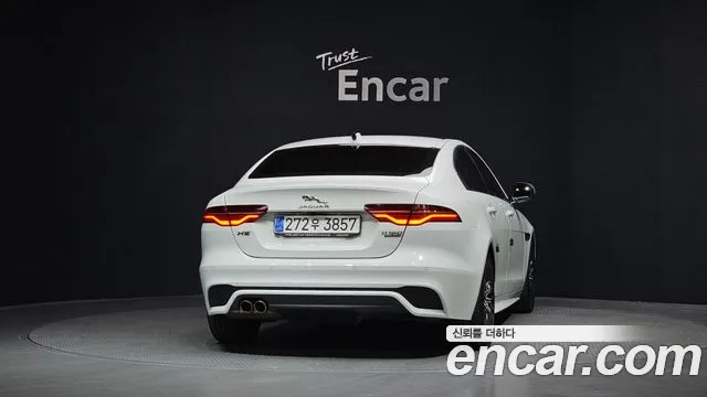 Jaguar XE 2020 — фото 4