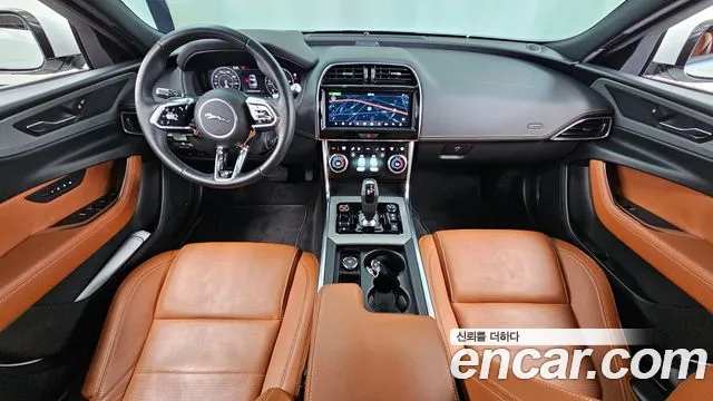 Jaguar XE 2020 — фото 10