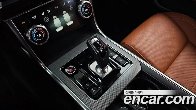 Jaguar XE 2020 — фото 12