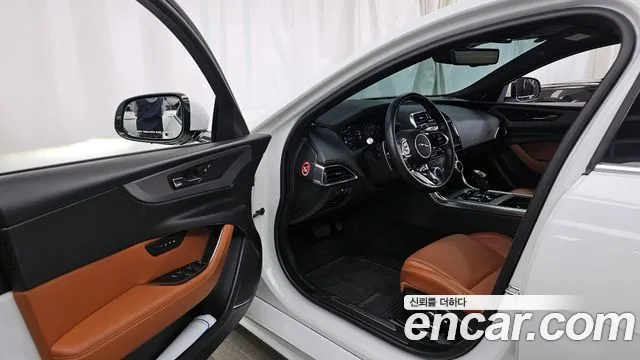 Jaguar XE 2020 — фото 13