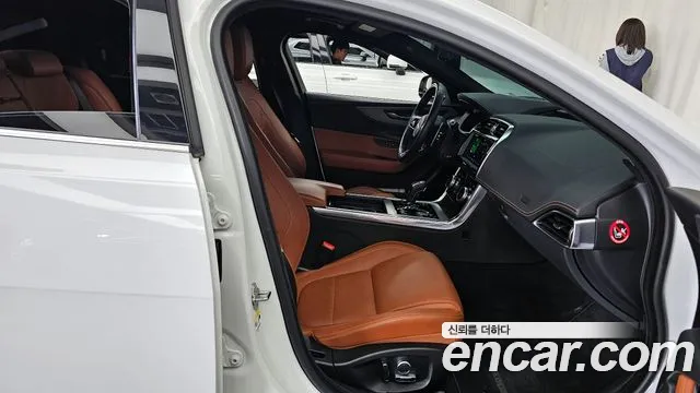 Jaguar XE 2020 — фото 17