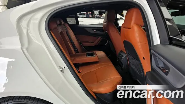 Jaguar XE 2020 — фото 18
