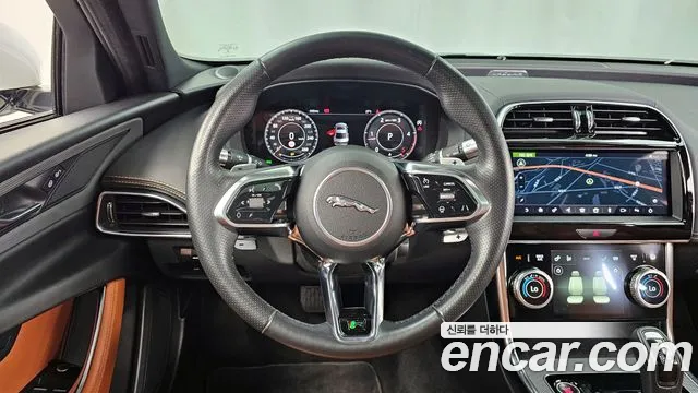 Jaguar XE 2020 — фото 19