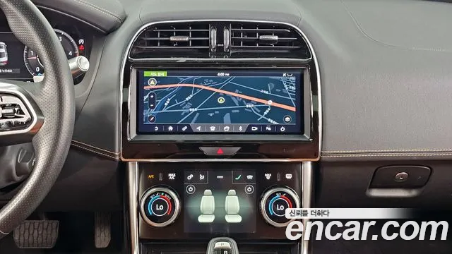 Jaguar XE 2020 — фото 20