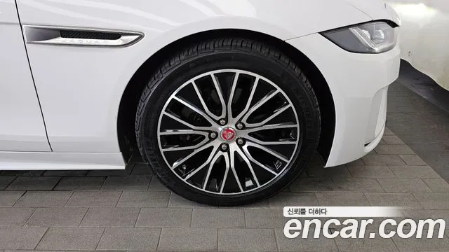 Jaguar XE 2020 — фото 7