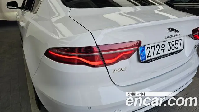 Jaguar XE 2020 — фото 9
