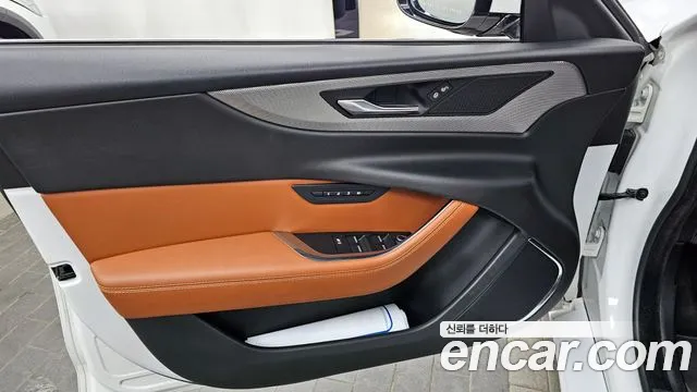 Jaguar XE 2020 — фото 14
