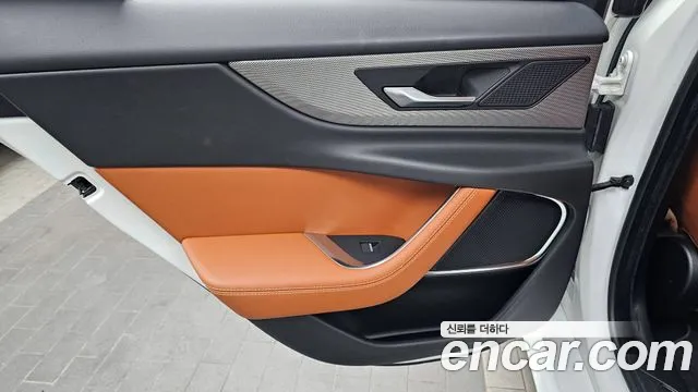 Jaguar XE 2020 — фото 15