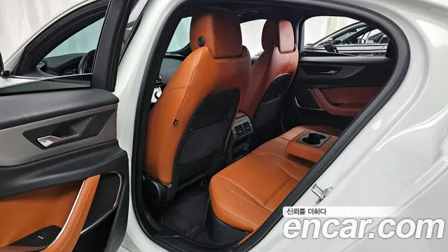 Jaguar XE 2020 — фото 16