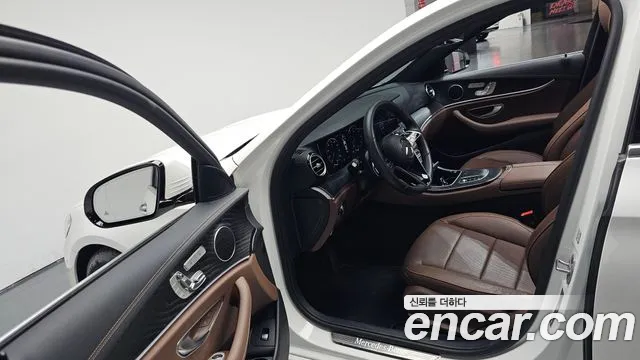 Mercedes-Benz E-Class 2023 — фото 12
