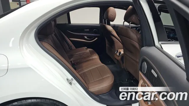 Mercedes-Benz E-Class 2023 — фото 16