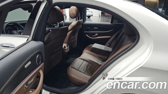 Mercedes-Benz E-Class 2023 — фото 17