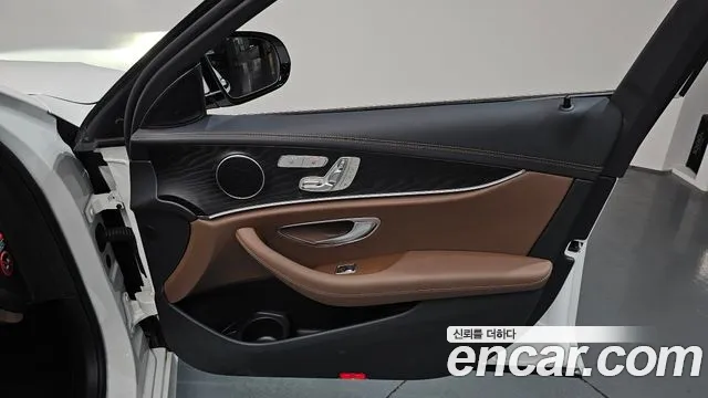 Mercedes-Benz E-Class 2023 — фото 13
