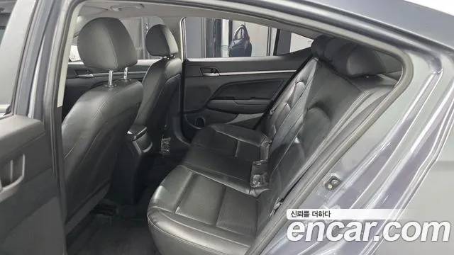 Hyundai AVANTE 2018 — фото 17
