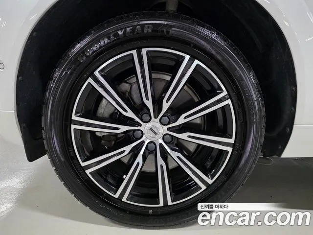 Volvo XC60 2020 — фото 20