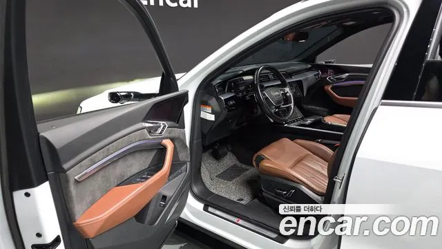 Audi e-tron 2021 — фото 10