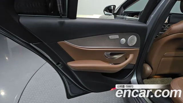 Mercedes-Benz E-Class 2020 — фото 15