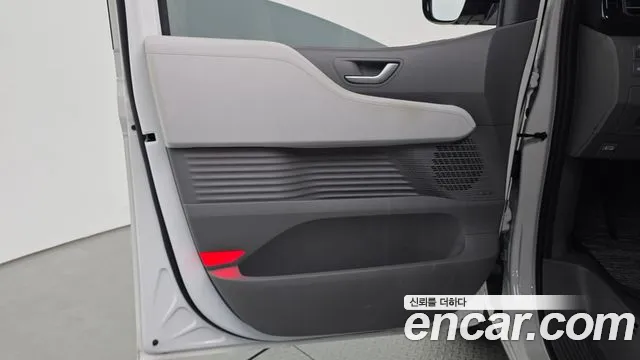 Hyundai Staria 2025 — фото 14