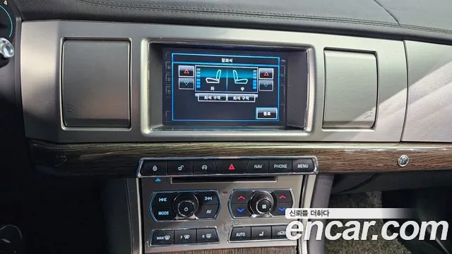 Jaguar XF 2015 — фото 14