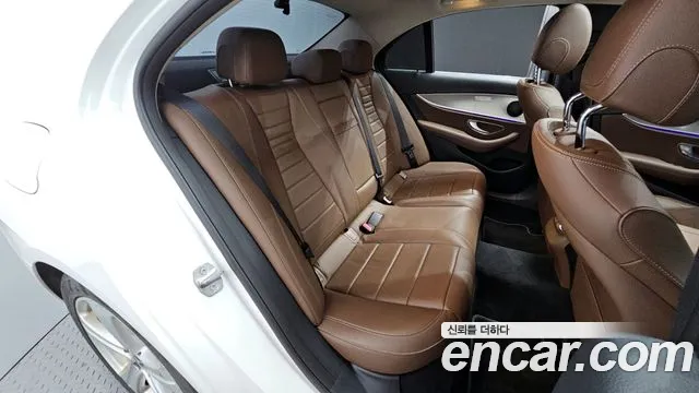 Mercedes-Benz E-Class 2018 — фото 12
