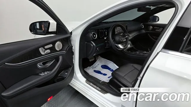 Mercedes-Benz E-Class 2023 — фото 10