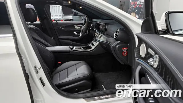 Mercedes-Benz E-Class 2023 — фото 11