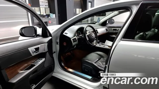Jaguar XF 2014 — фото 10