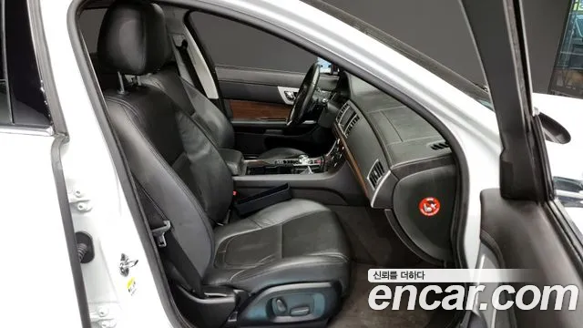 Jaguar XF 2014 — фото 12