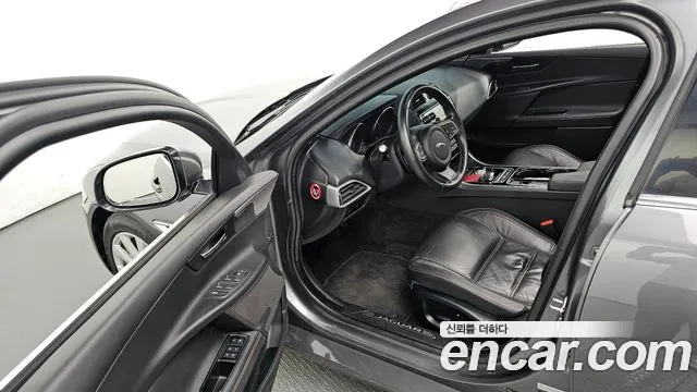 Jaguar XE 2016 — фото 10
