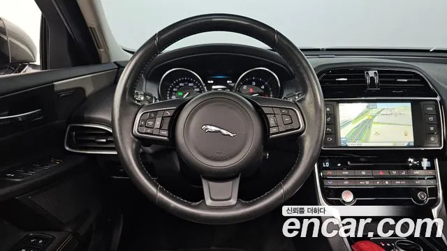 Jaguar XE 2016 — фото 13