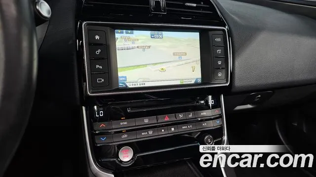 Jaguar XE 2016 — фото 16