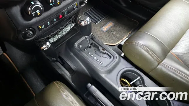 Jeep Wrangler 2011 — фото 9