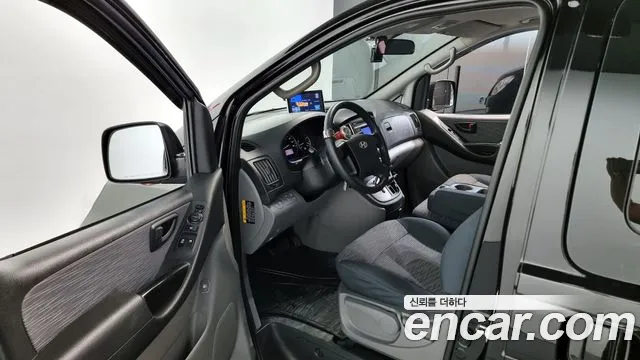 Hyundai Starex 2017 — фото 11