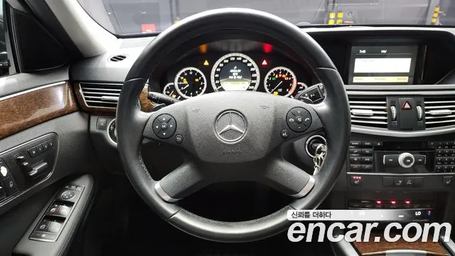 Mercedes-Benz E-Class 2012 — фото 13