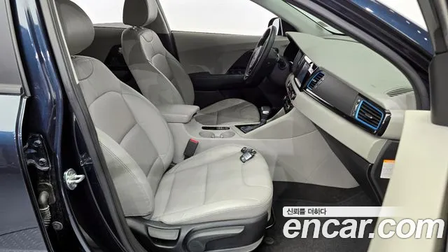 Kia Niro 2017 — фото 11