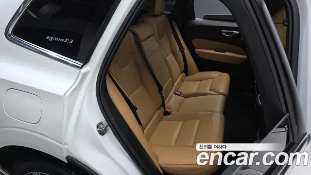 Volvo XC60 2020 — фото 11
