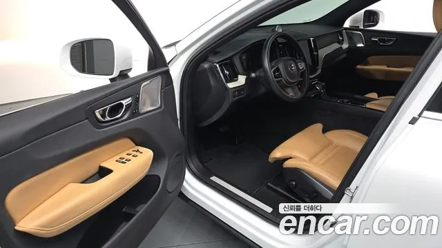 Volvo XC60 2020 — фото 12