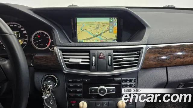 Mercedes-Benz E-Class 2011 — фото 15