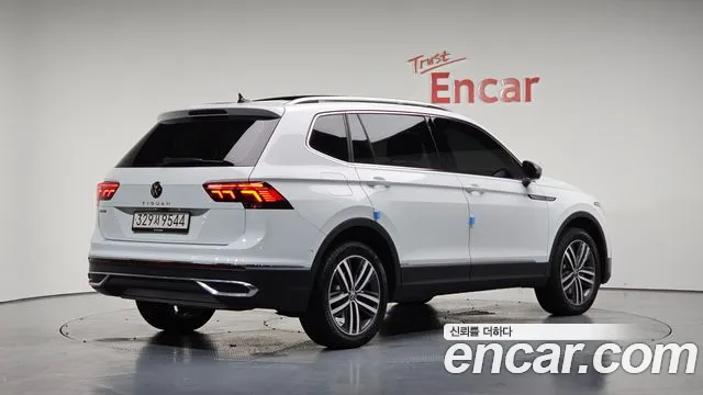 Volkswagen Tiguan 2023 — фото 1