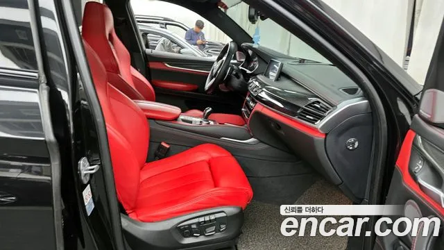 BMW X6M 2018 — фото 11