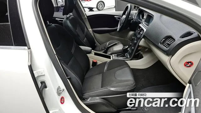Volvo V40 2015 — фото 10