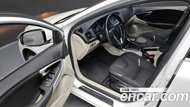Volvo V40 2015 — фото 12