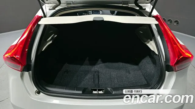 Volvo V40 2015 — фото 20