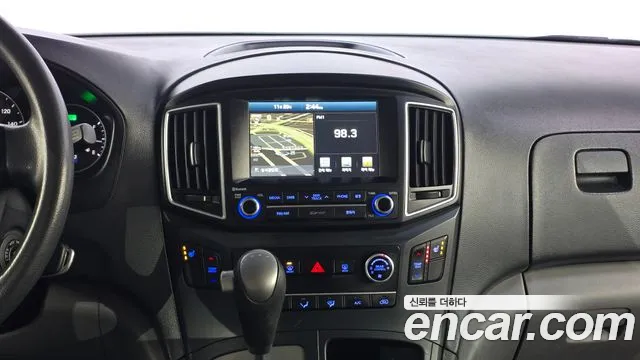 Hyundai Starex 2017 — фото 16